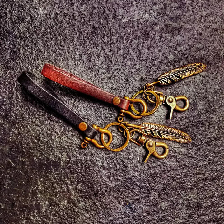Llavero de cuero con decoración de motocicleta con plumas retro