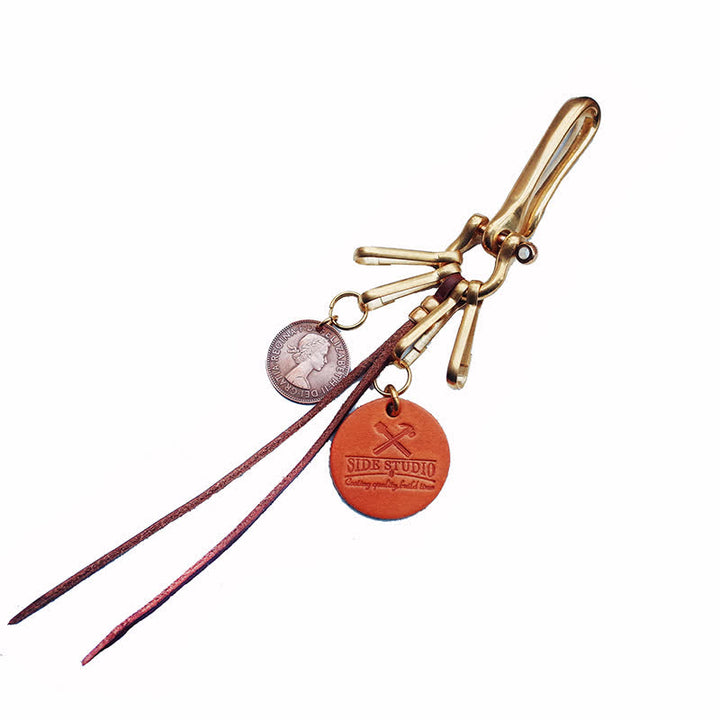 Llavero de cuero con clip para cinturón y moneda de latón antiguo estilo mecánico