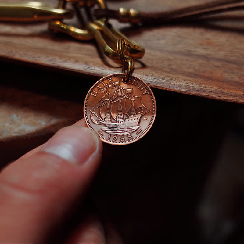 Llavero de cuero con clip para cinturón y moneda de latón antiguo estilo mecánico