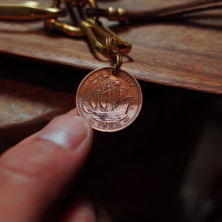 Llavero de cuero con clip para cinturón y moneda de latón antiguo estilo mecánico