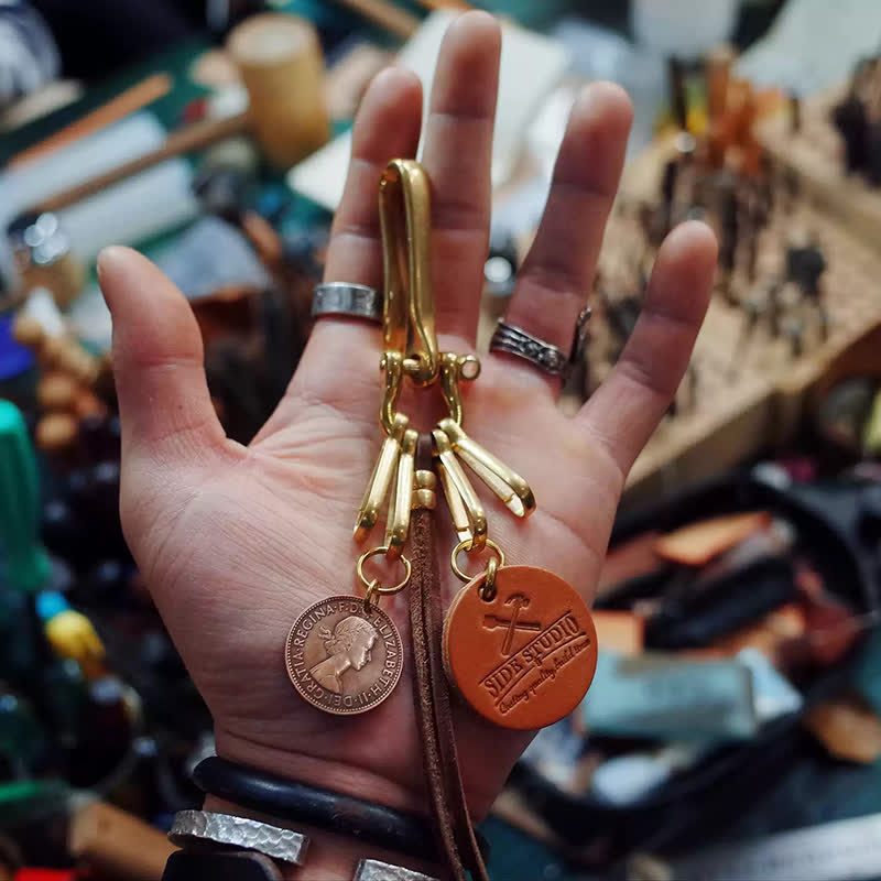 Llavero de cuero con clip para cinturón y moneda de latón antiguo estilo mecánico