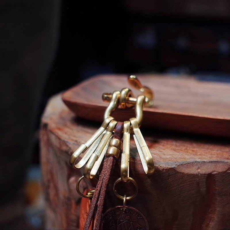 Llavero de cuero con clip para cinturón y moneda de latón antiguo estilo mecánico
