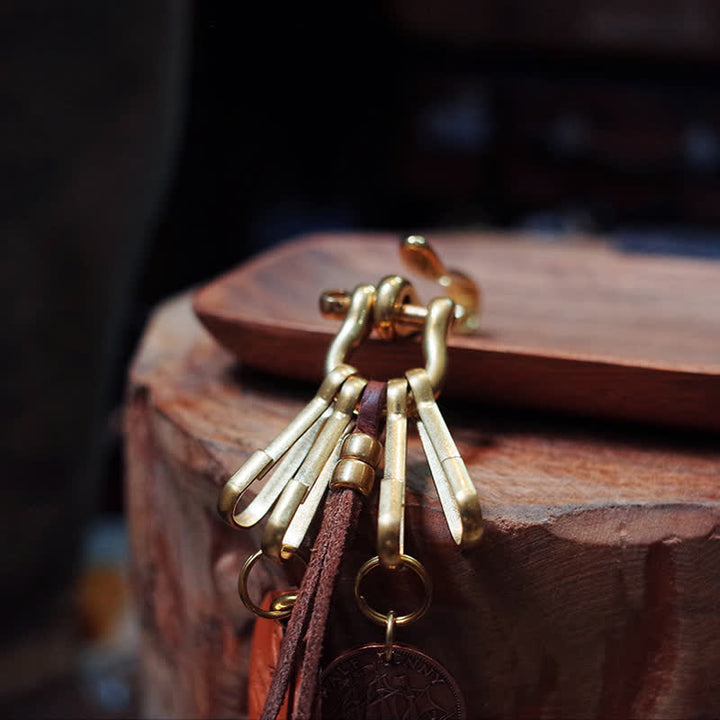 Llavero de cuero con clip para cinturón y moneda de latón antiguo estilo mecánico
