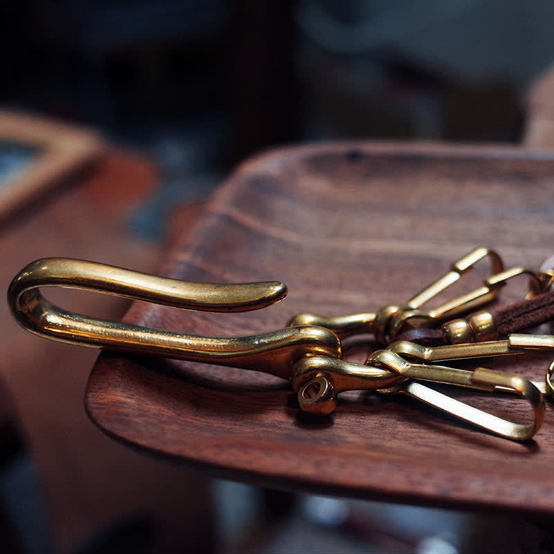 Llavero de cuero con clip para cinturón y moneda de latón antiguo estilo mecánico