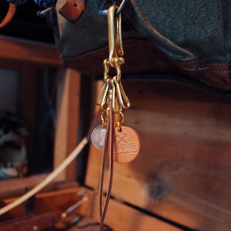 Llavero de cuero con clip para cinturón y moneda de latón antiguo estilo mecánico