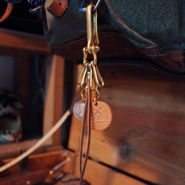 Llavero de cuero con clip para cinturón y moneda de latón antiguo estilo mecánico