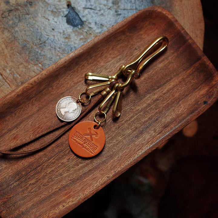 Llavero de cuero con clip para cinturón y moneda de latón antiguo estilo mecánico