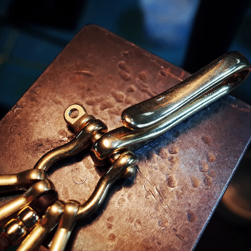 Llavero de cuero con clip para cinturón y moneda de latón antiguo estilo mecánico