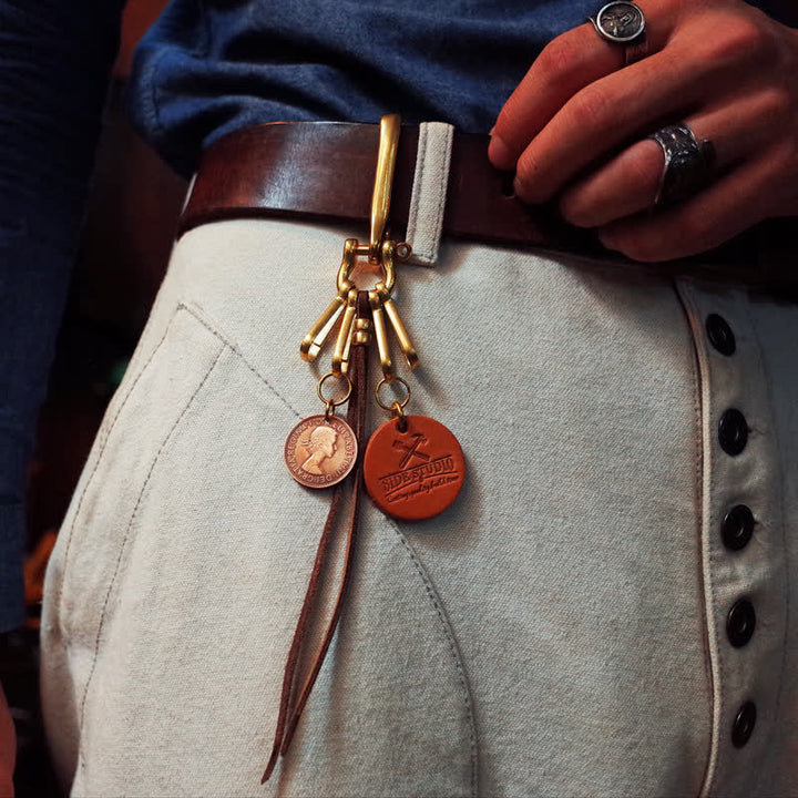 Llavero de cuero con clip para cinturón y moneda de latón antiguo estilo mecánico