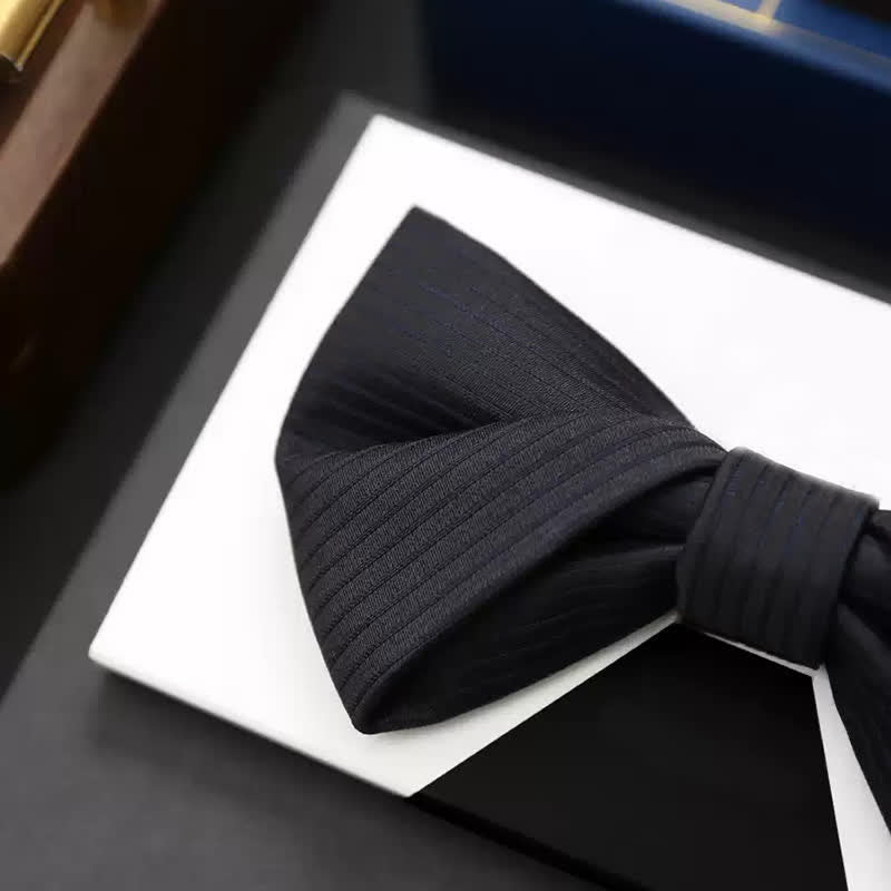 Pajarita de negocios de rayas azul marino con sarga sutil negra para hombre