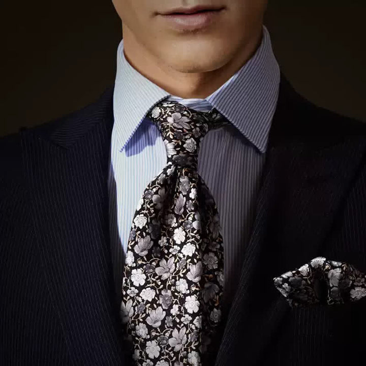 Corbata de seda pura con estampado floral pequeño en gris y negro para hombre