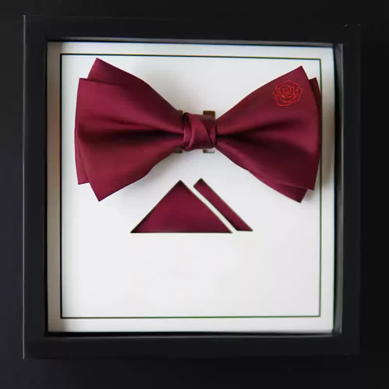 Pajarita con pañuelo y bordado de rosas Bugundy para hombre