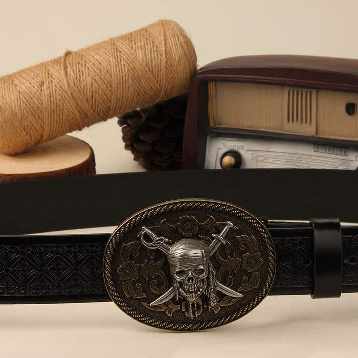 Cinturón de cuero con hebilla de calavera de vampiro y espadas dobles