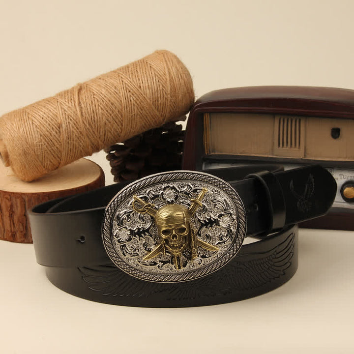 Cinturón de cuero con hebilla plateada y calavera de vampiro dorada y espadas dobles