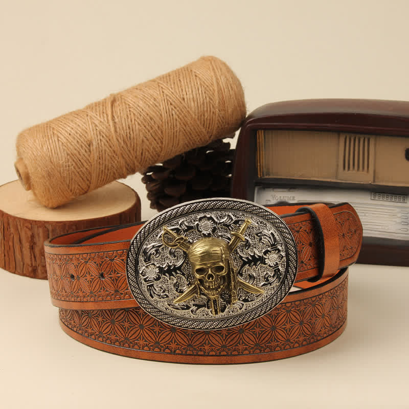Cinturón de cuero con hebilla plateada y calavera de vampiro dorada y espadas dobles
