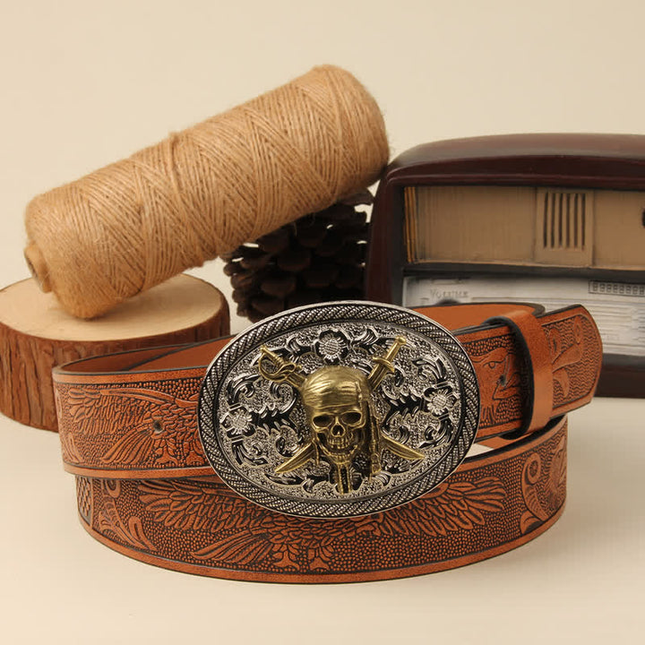 Cinturón de cuero con hebilla plateada y calavera de vampiro dorada y espadas dobles