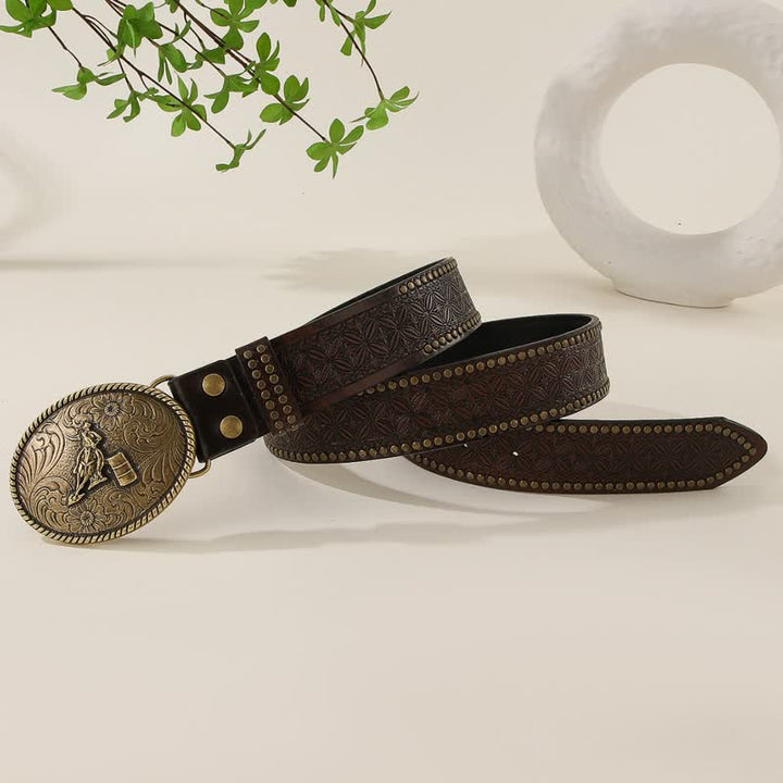 Cinturón de cuero con patrón de tejido en relieve y remaches de estilo occidental.