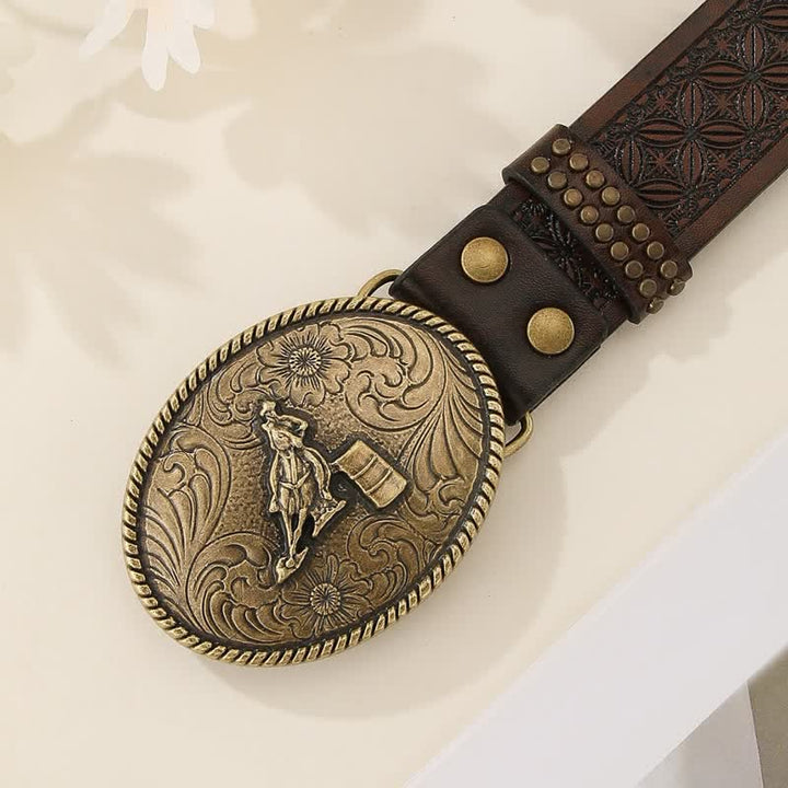 Cinturón de cuero con patrón de tejido en relieve y remaches de estilo occidental.