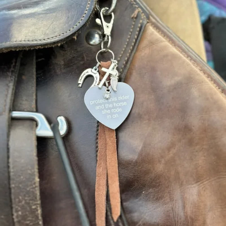 Llavero de cuero con colgante de cruz de herradura de metal en forma de corazón