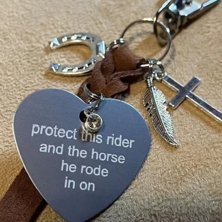 Llavero de cuero con colgante de cruz de herradura de metal en forma de corazón