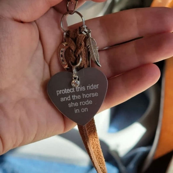 Llavero de cuero con colgante de cruz de herradura de metal en forma de corazón