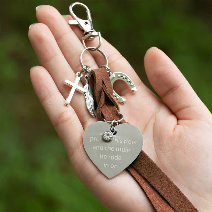 Llavero de cuero con colgante de cruz de herradura de metal en forma de corazón