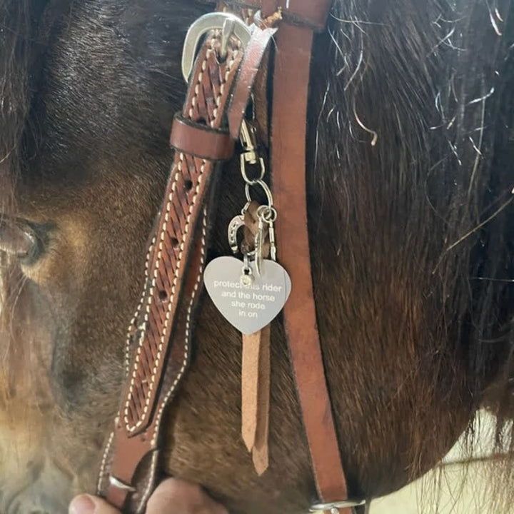 Llavero de cuero con colgante de cruz de herradura de metal en forma de corazón