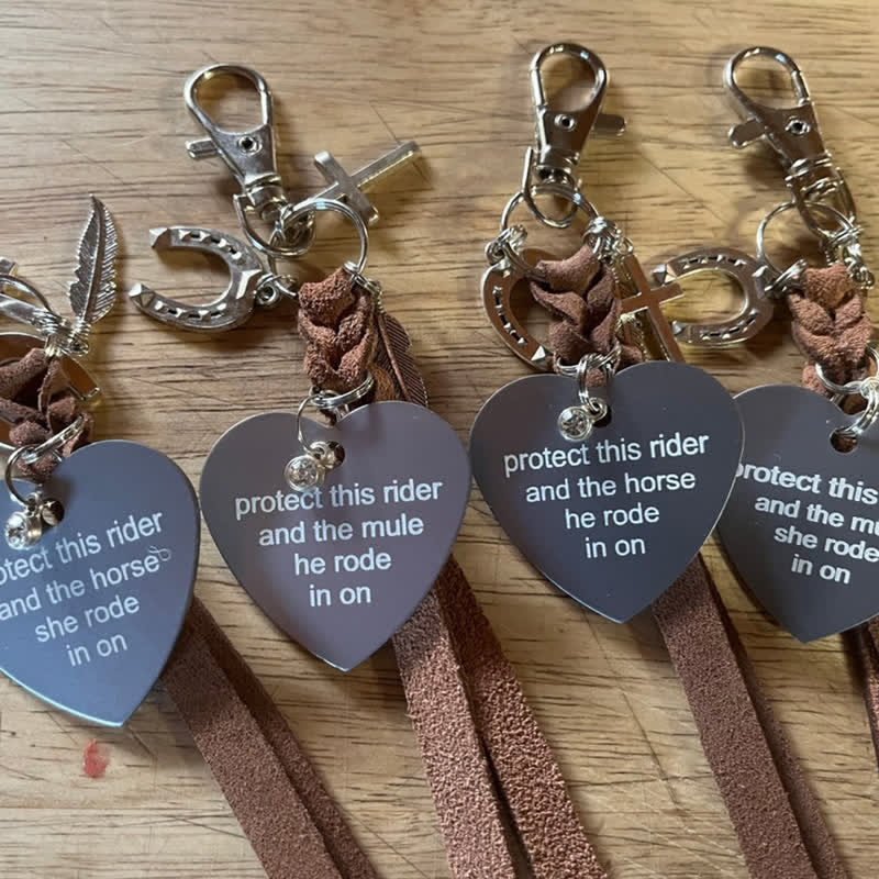 Llavero de cuero con colgante de cruz de herradura de metal en forma de corazón