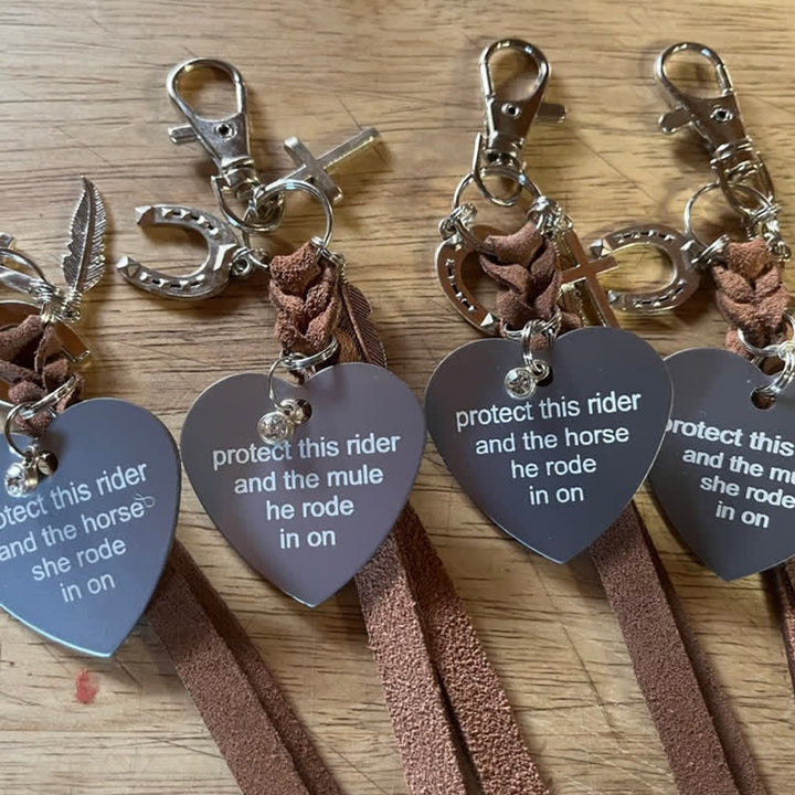 Llavero de cuero con colgante de cruz de herradura de metal en forma de corazón
