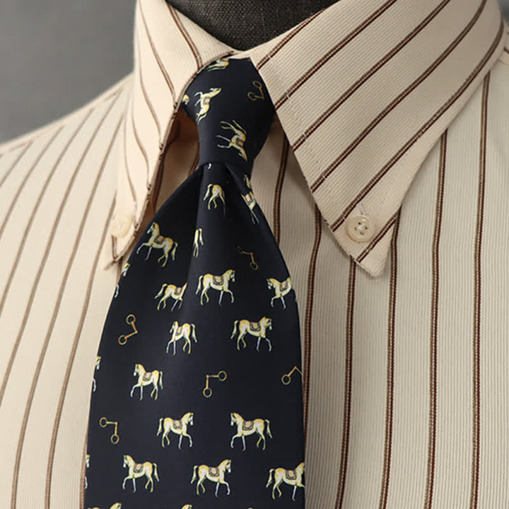 Corbata para hombre con motivos de caballos ensillados en azul medianoche y dorado