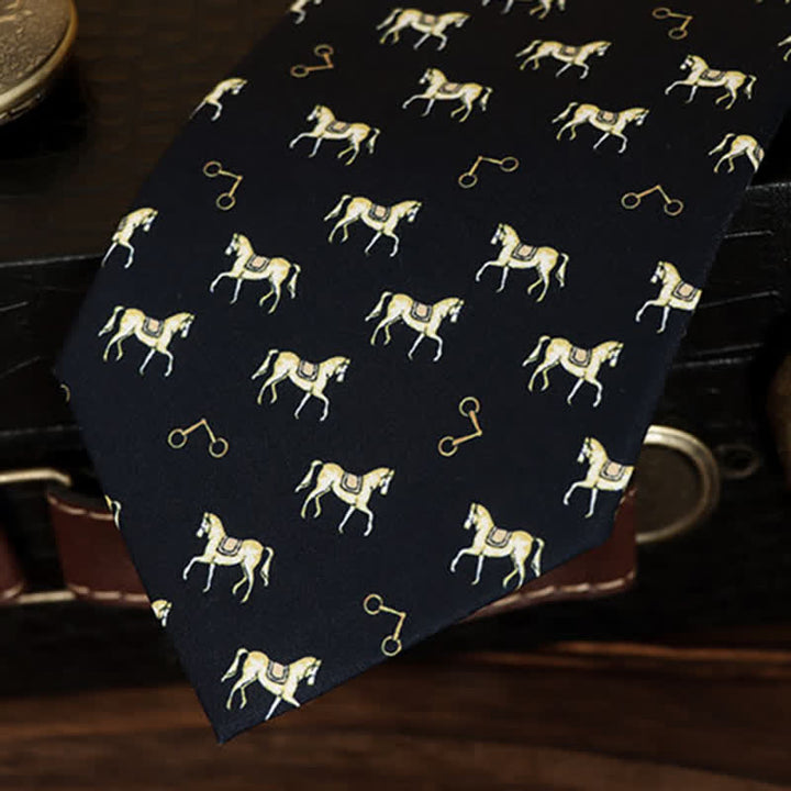 Corbata para hombre con motivos de caballos ensillados en azul medianoche y dorado