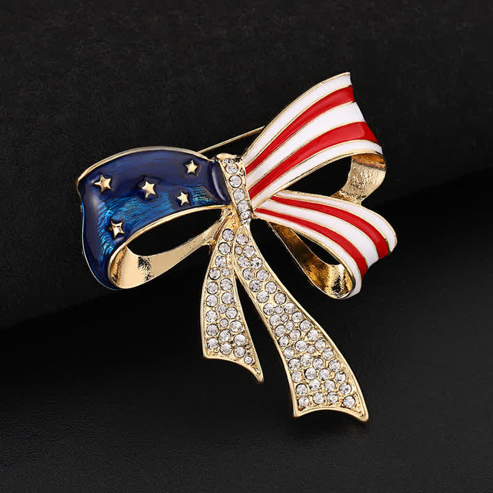Broche de diamantes de imitación con nudo de lazo y bandera estadounidense