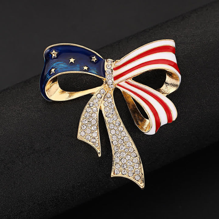 Broche de diamantes de imitación con nudo de lazo y bandera estadounidense