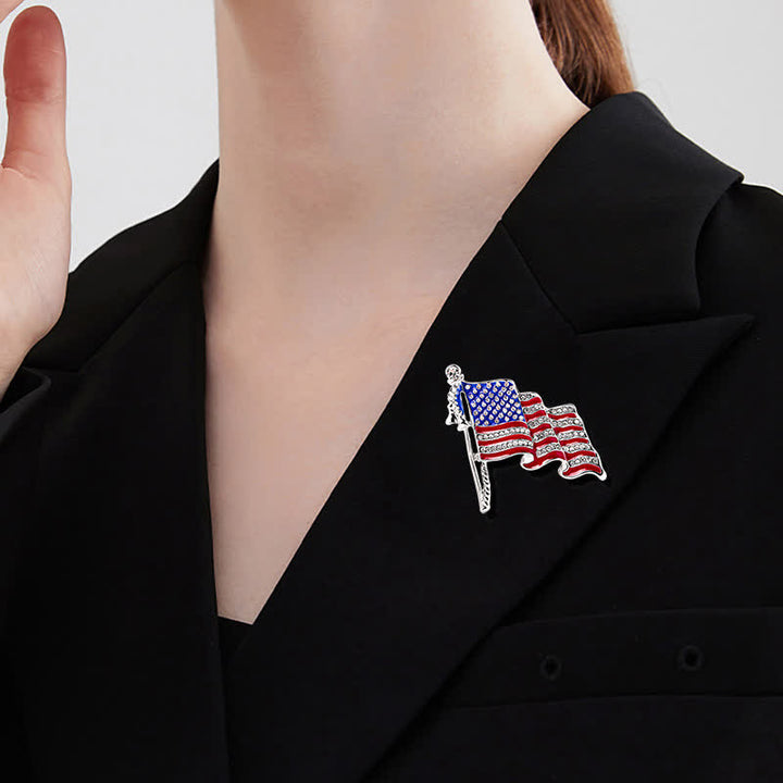 Broche con brillantes diamantes de imitación y bandera patriótica estadounidense