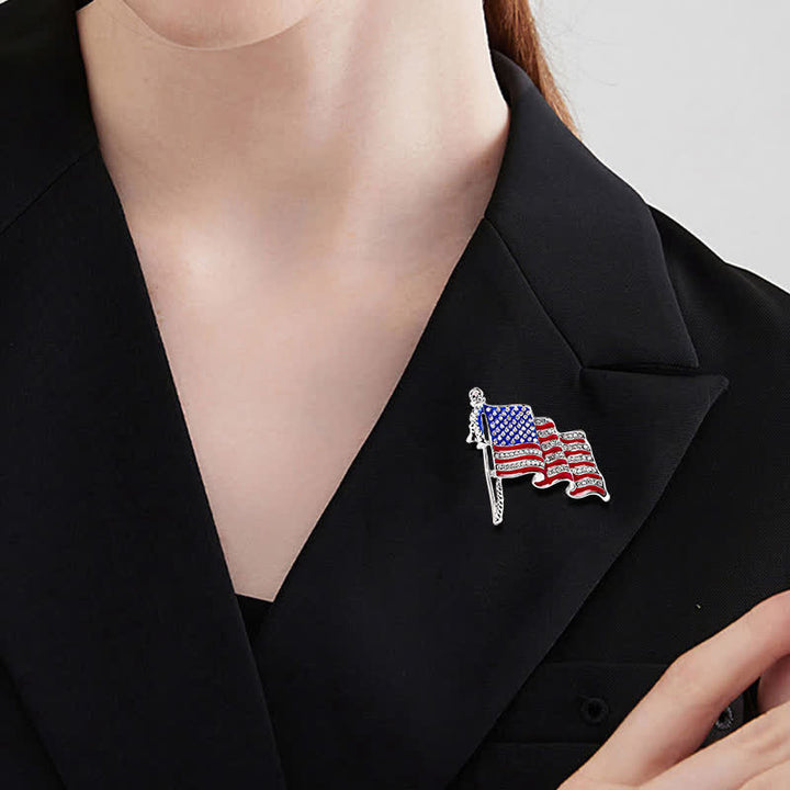 Broche con brillantes diamantes de imitación y bandera patriótica estadounidense