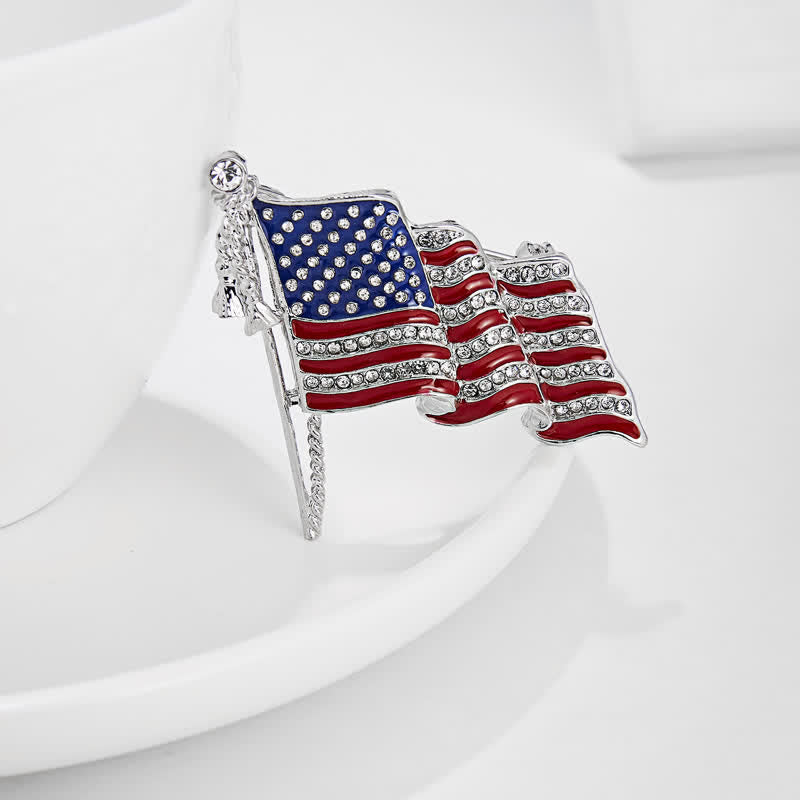 Broche con brillantes diamantes de imitación y bandera patriótica estadounidense