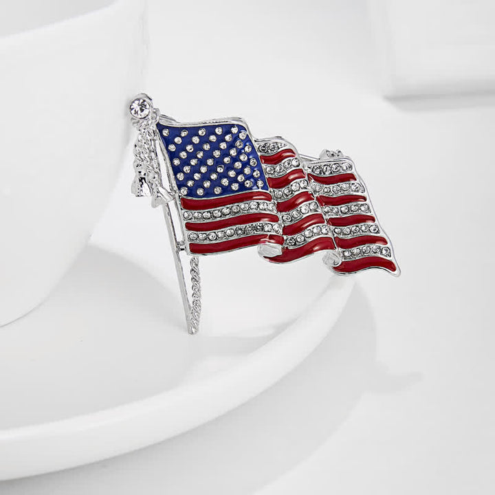 Broche con brillantes diamantes de imitación y bandera patriótica estadounidense