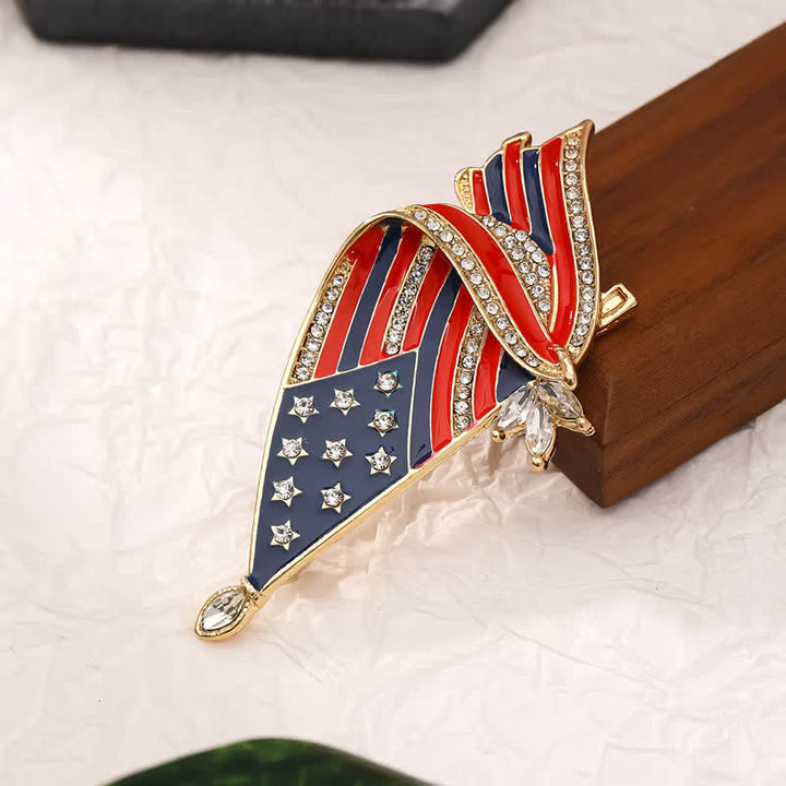 Broche patriótico con bandera estadounidense esmaltada y diamantes de imitación