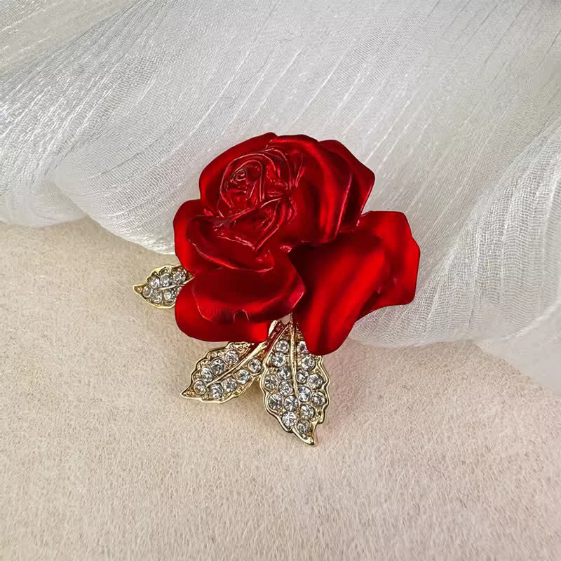 Broche de flor con diamantes de imitación y rosa roja y azul