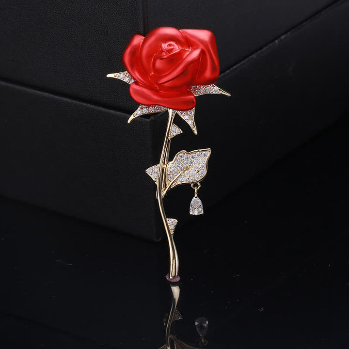 Elegante broche de circonitas en forma de rosa roja delicada