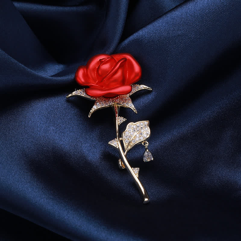 Elegante broche de circonitas en forma de rosa roja delicada