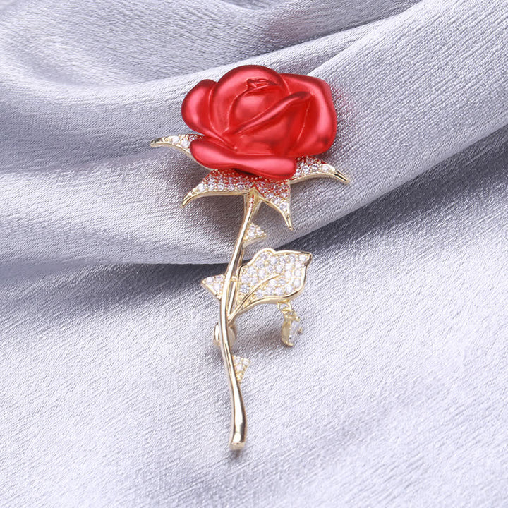 Elegante broche de circonitas en forma de rosa roja delicada