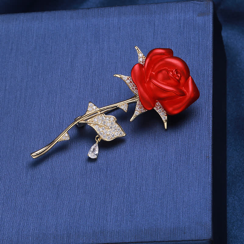Elegante broche de circonitas en forma de rosa roja delicada