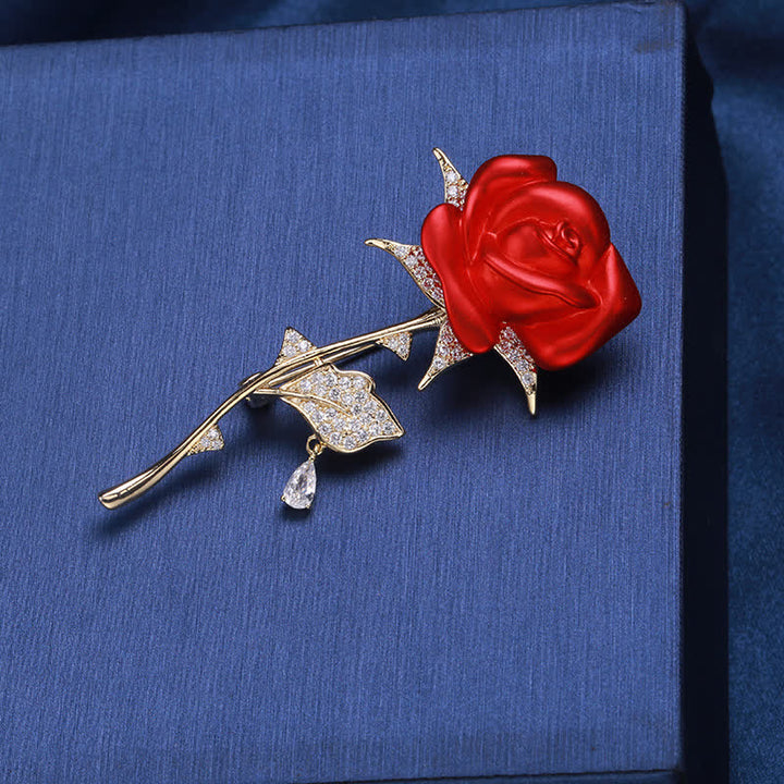 Elegante broche de circonitas en forma de rosa roja delicada