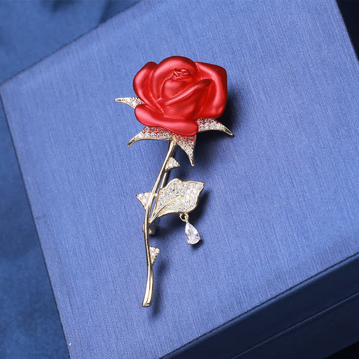 Elegante broche de circonitas en forma de rosa roja delicada