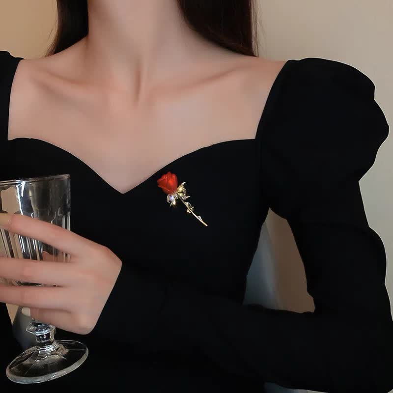 Broche encantador de rosa roja con brillantes diamantes de imitación para mujer