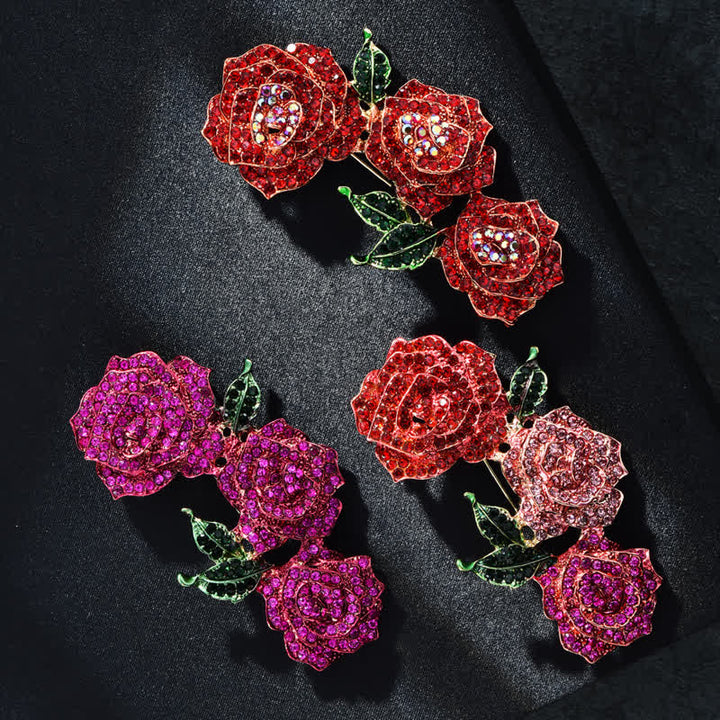 Broche de diamantes de imitación con rosas de triple belleza para mujer