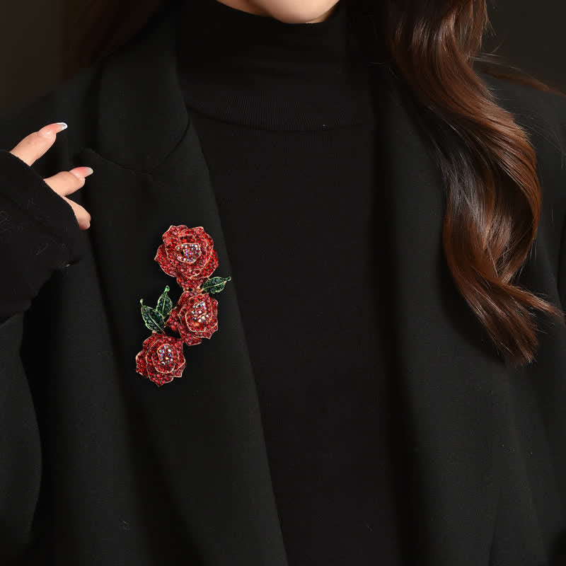 Broche de diamantes de imitación con rosas de triple belleza para mujer