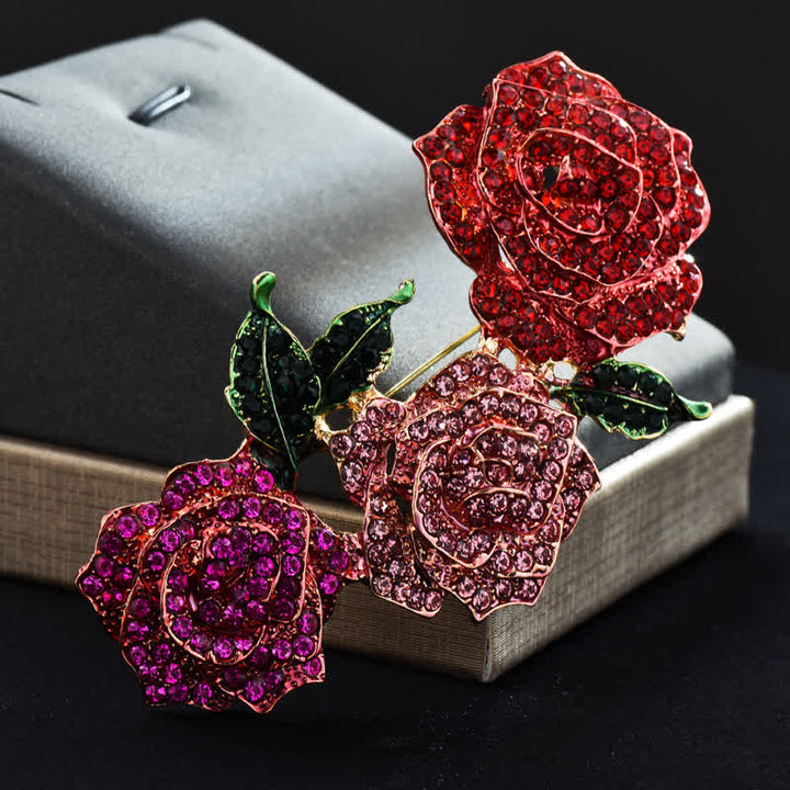 Broche de diamantes de imitación con rosas de triple belleza para mujer