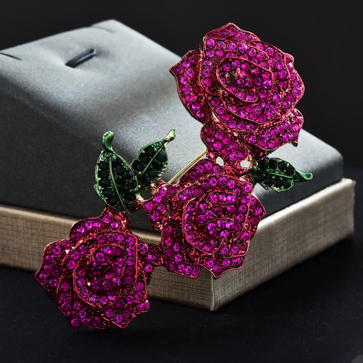 Broche de diamantes de imitación con rosas de triple belleza para mujer